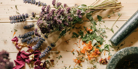 Die hohe Kunst der Leichtigkeit in der dunklen Jahreszeit – Ätherische Öle und der Zauber der Düfte