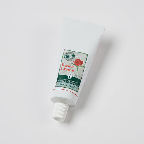 Hausmittel Rosen Creme in der Tube auf weißem Hintergrund, Produktbild