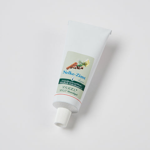 Xyligel Nelke-Zimt zuckerfreies Mundgel in der Tube, Produktbild auf weißem Hintergrund
