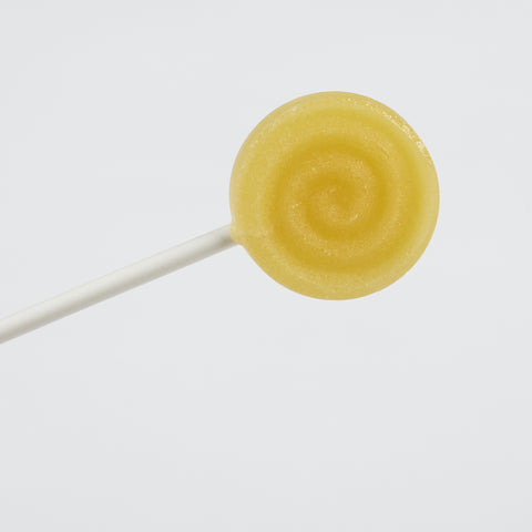 Xylit Lolli Ananas Geschmack, runder flacher Lutscher mit erhabener Spiralform, Produktbild