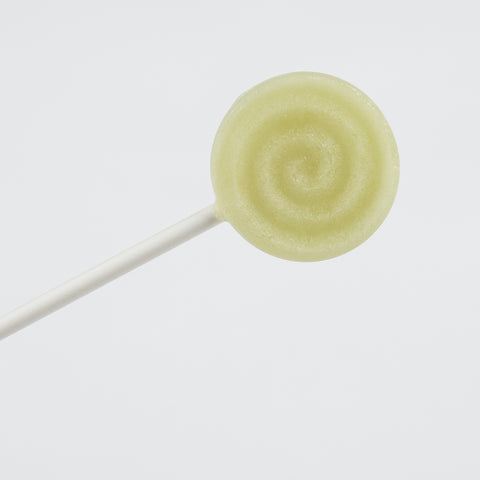 Xylit Lolli Limette Geschmack, runder flacher Lutscher mit erhabener Spiralform, Produktbild